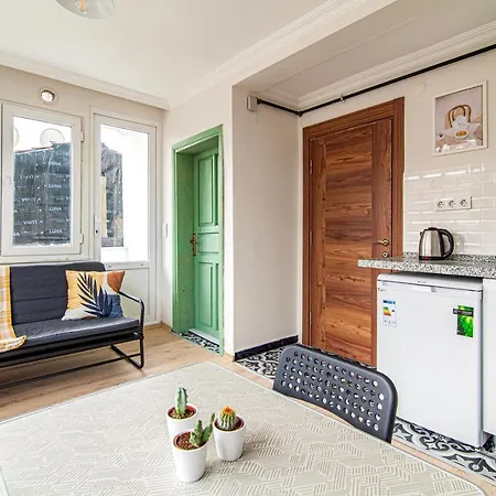 Apartment Chic In Balat, Fatih With Balcony